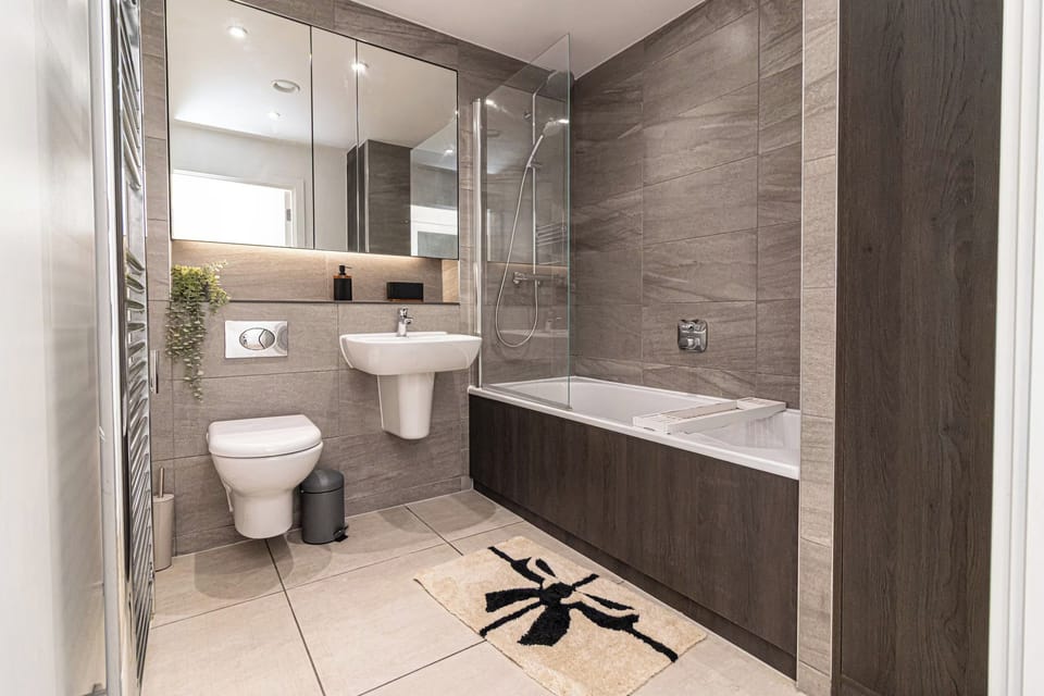 Spacious 2-bed Canal-side Apartment Sleeps 4 Apartment in Salford