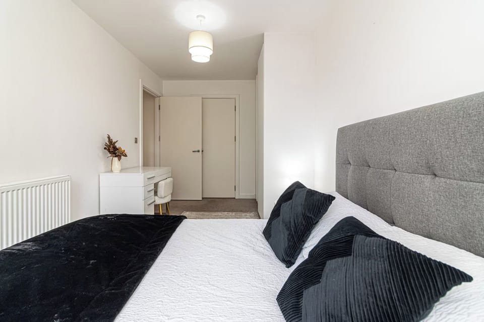 Spacious 2-bed Canal-side Apartment Sleeps 4 Apartment in Salford