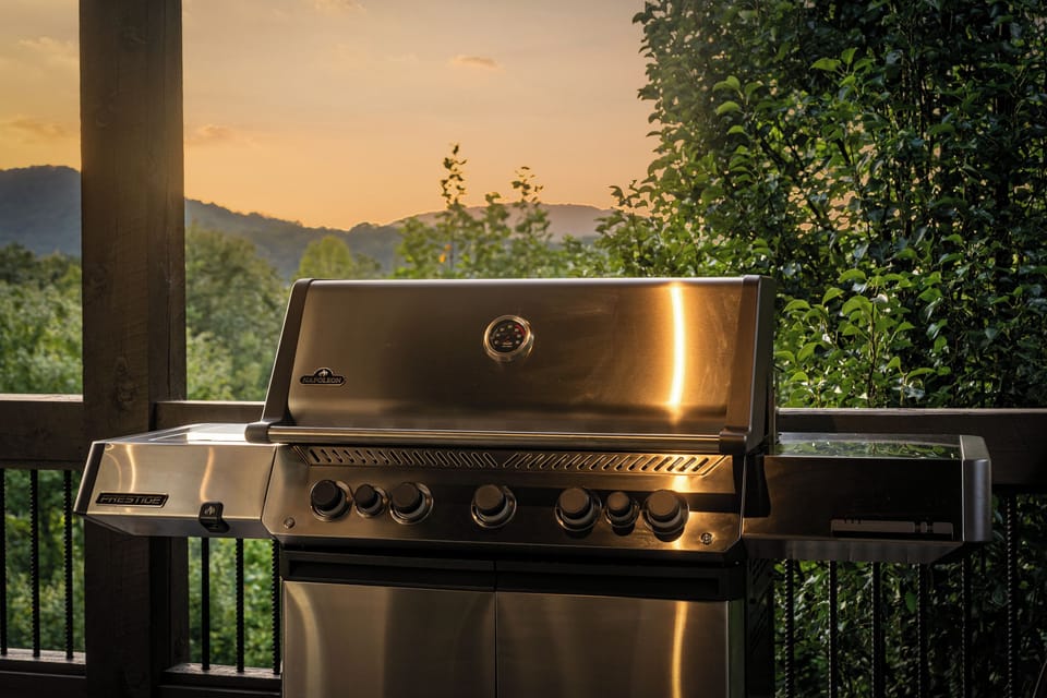 From casual burgers to a full cabin feast, the outdoor grill is ready for your next al fresco dinner! (propane provided)