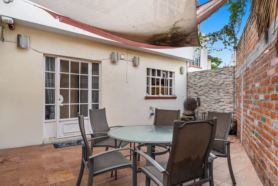 Patio privado con mesa y sillas.