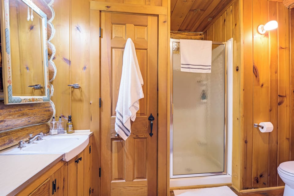 North Woods Log House w/ Exceptional Privacy! Cottage in Wisconsin