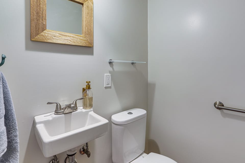 Steps to Beach, Eats & Marina! w/ Charming Patio Cottage in Vermilion