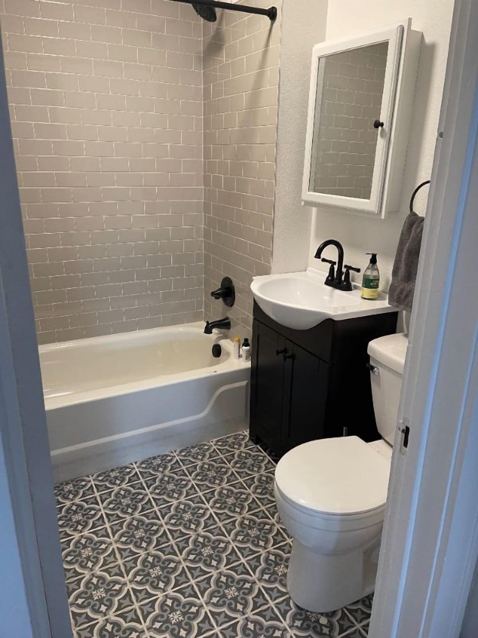 Full Bathroom with Tub/Shower Combo (main level)