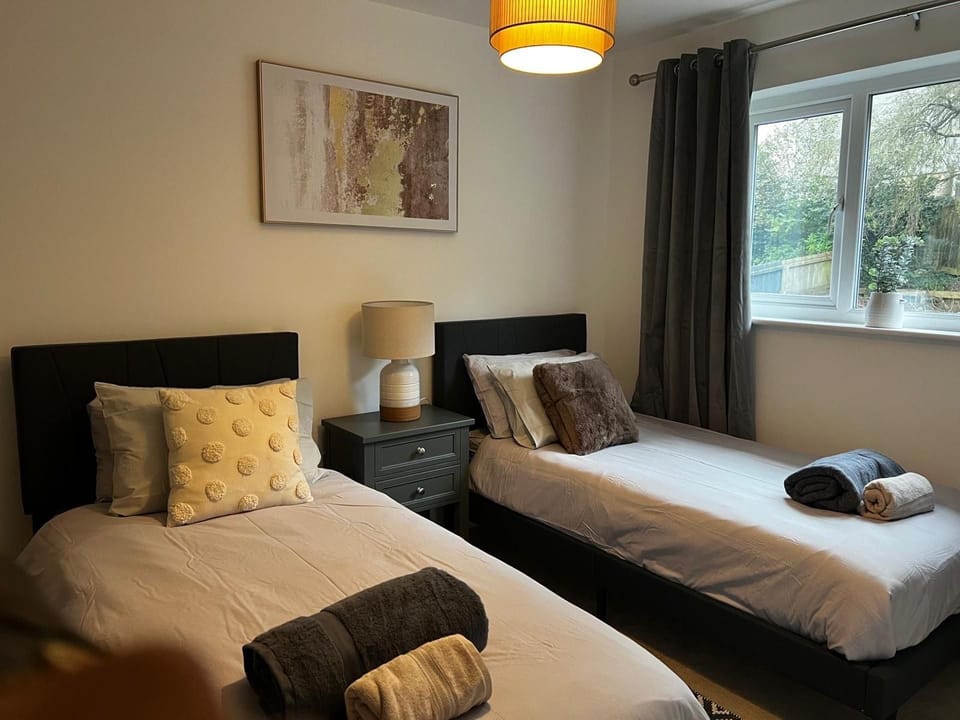 Spacious 4 Bedroom House Parking Wifi House in Bridgend