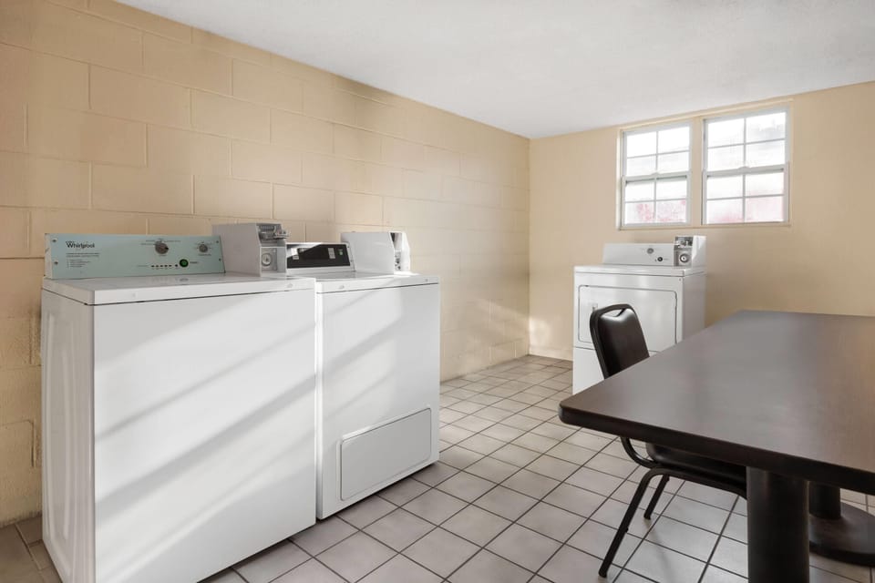 Super 8 by Wyndham New Orleans Motel in Viavant-Venetian Isles