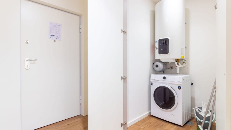 Conveniently handle laundry with the in-unit washing machine, making longer stays effortless and worry-free.
#Laundry #Convenience #LovelyStay