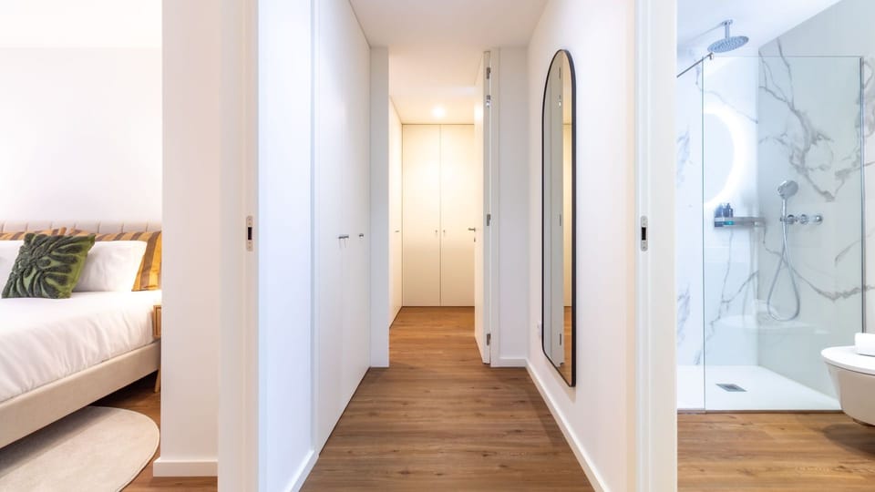 Connect spacious areas through a bright, clean hallway, offering easy access to the bedroom and a luxurious bathroom.
#Hallway #ModernDesign #LovelyStay