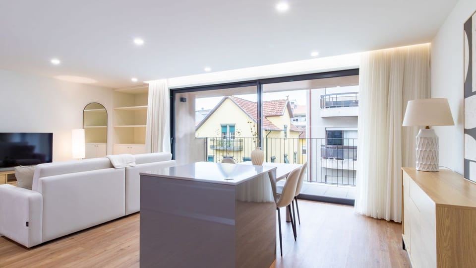 Relax in the luminous open-plan living area, where city views and a fresh breeze from the balcony await.
#LivingRoom #Balcony #CityView #LovelyStay