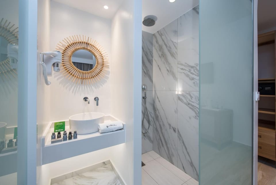 Shower, free toiletries, hair dryer, bathrobes
