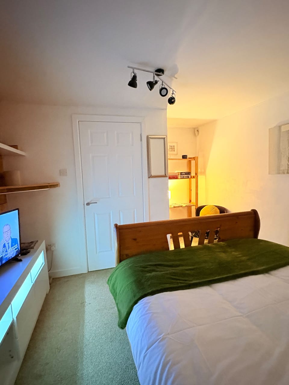Victorian 1-bedroom Apt, Sleeps 2 With Gardens Apartment in Londonderry