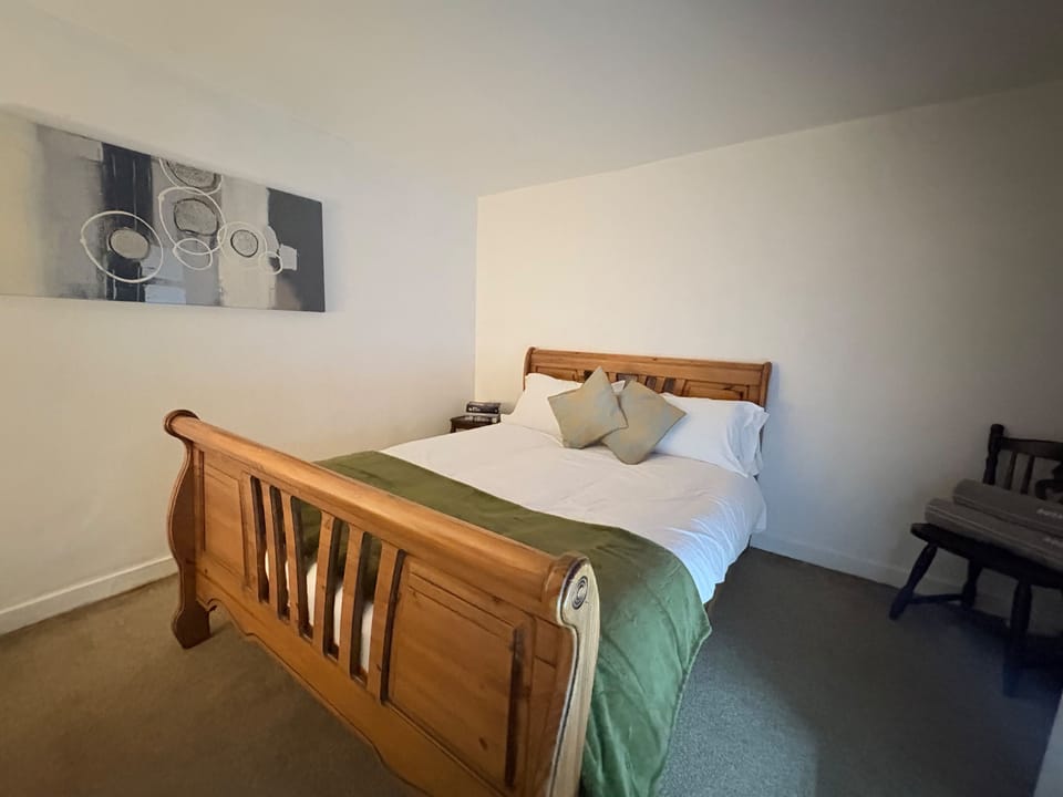 Victorian 1-bedroom Apt, Sleeps 2 With Gardens Apartment in Londonderry