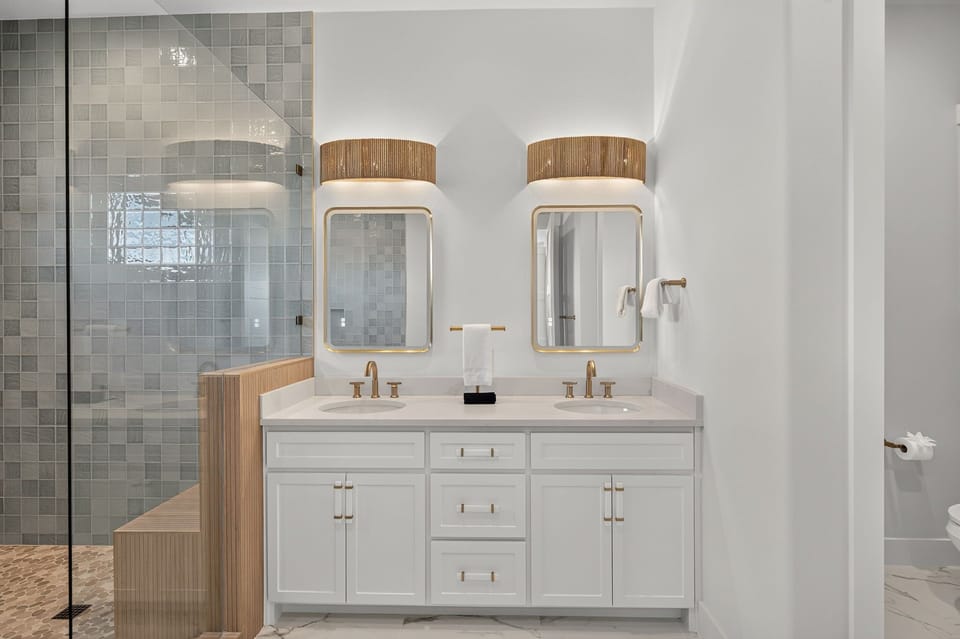 Bathroom #1 - Ensuite Bathroom with Dual Vanity