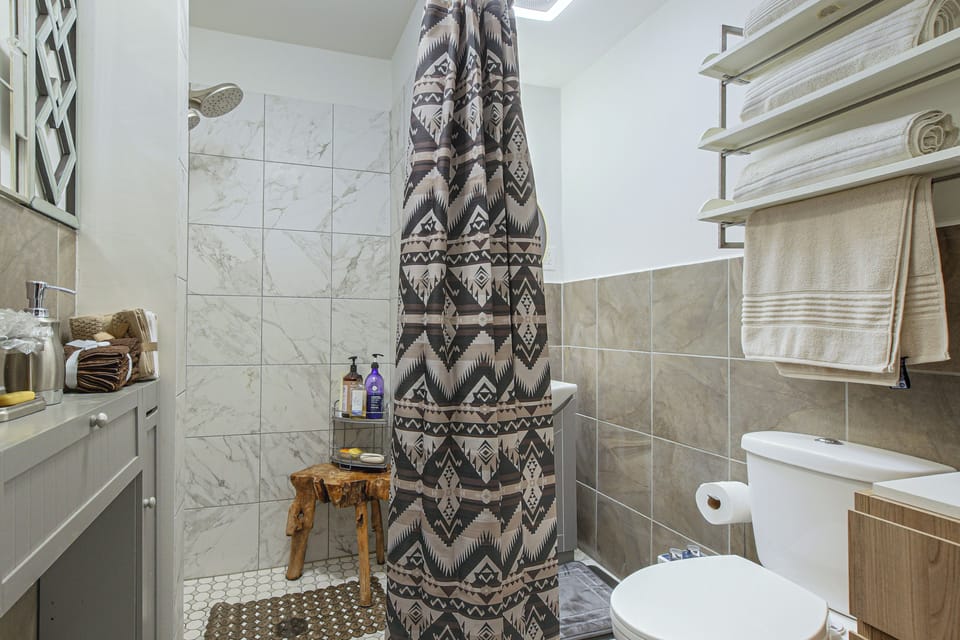 Studio | Full Bathroom