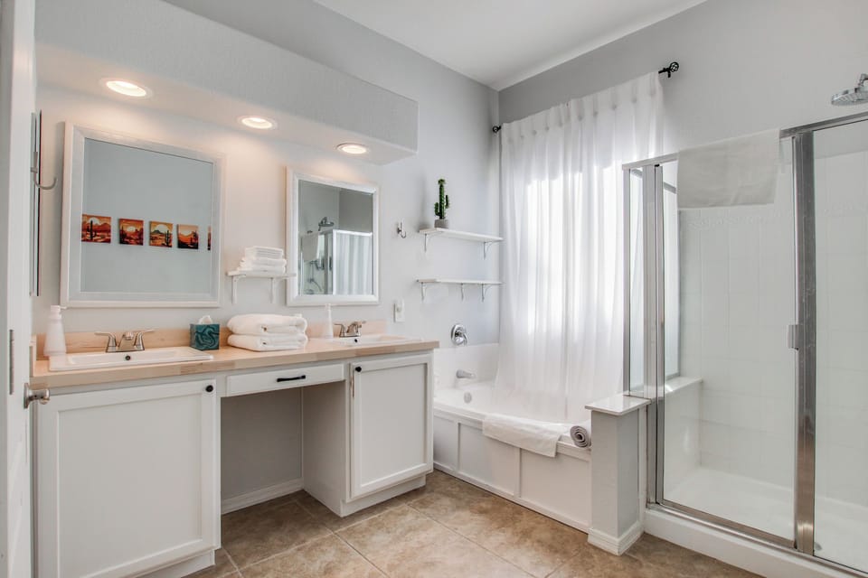 En-Suite Bathroom | Soaking Tub | Shower