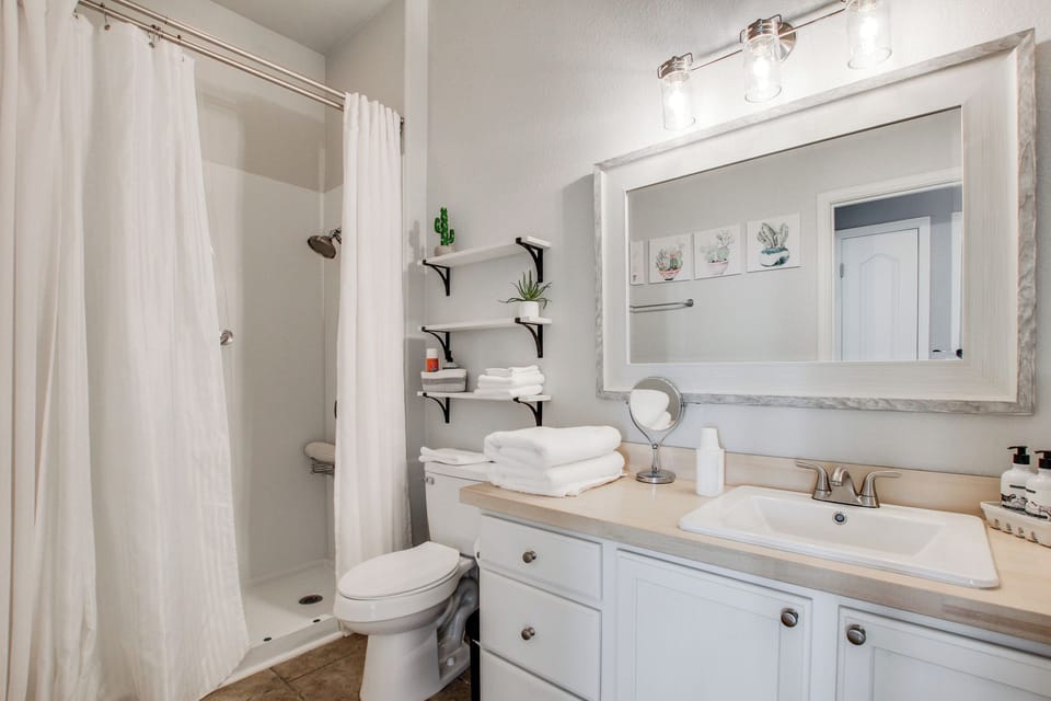 Full Bathroom | Towels & Linens Provided
