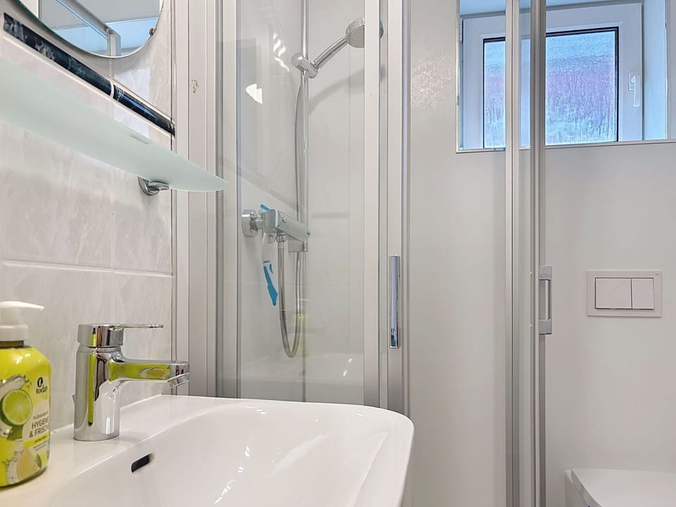 Bathroom, Plumbing Fixture, Wall, Interior Design, Bathroom Sink, Flooring, Sink, Tap, Floor, Mirror
