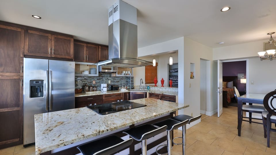 Penthouse | Private kitchen | Microwave, coffee/tea maker