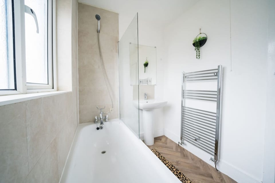 Spacious 4BR Sleeps 10 Free Parking House in Cardiff