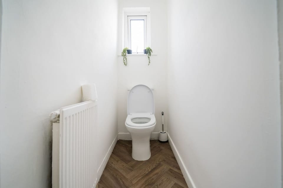 Spacious 4BR Sleeps 10 Free Parking House in Cardiff