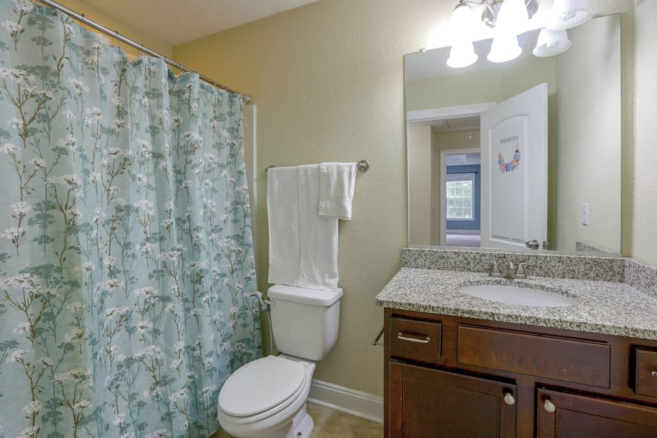 Full Bathroom | Towels & Linens Provided | 2nd Floor