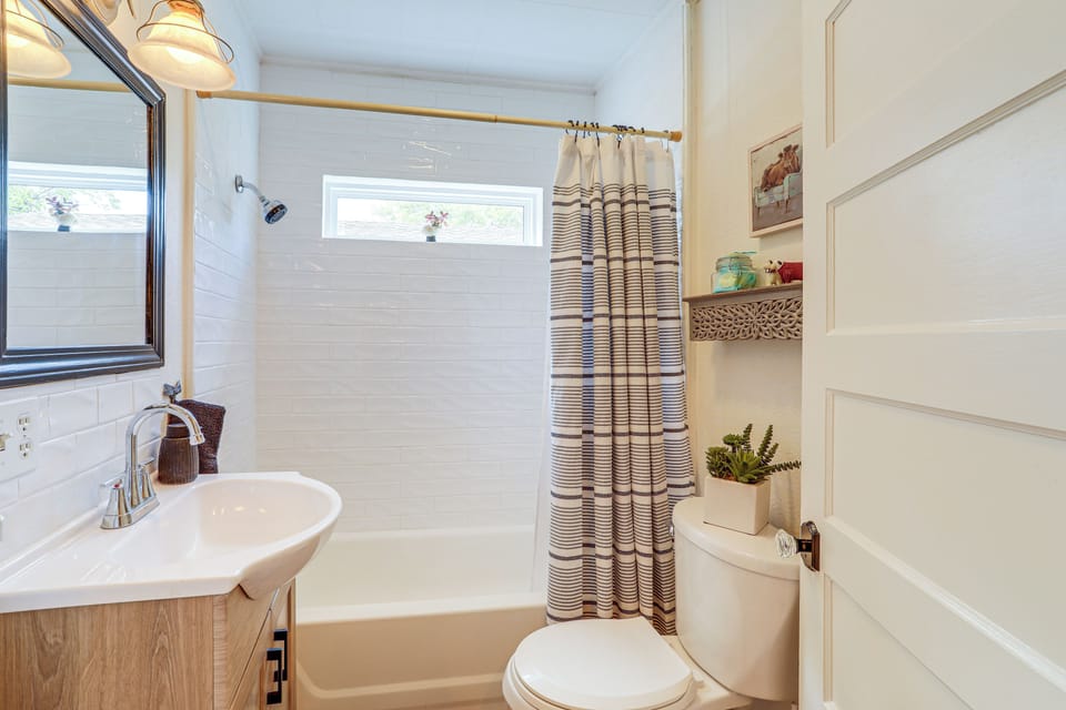 Full Bathroom | Towels & Linens Provided