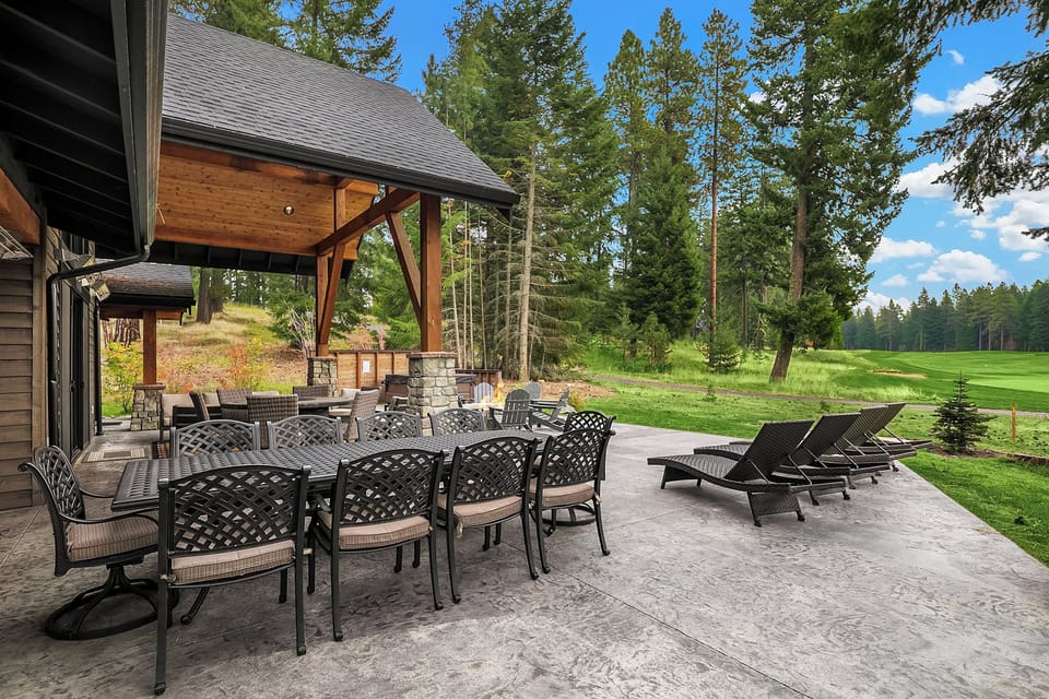Poolside Sauna Dreamin - Dine outdoors on the comfortable outdoor dining set!