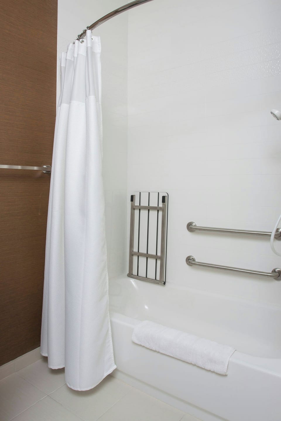 Combined shower/tub, free toiletries, hair dryer, towels