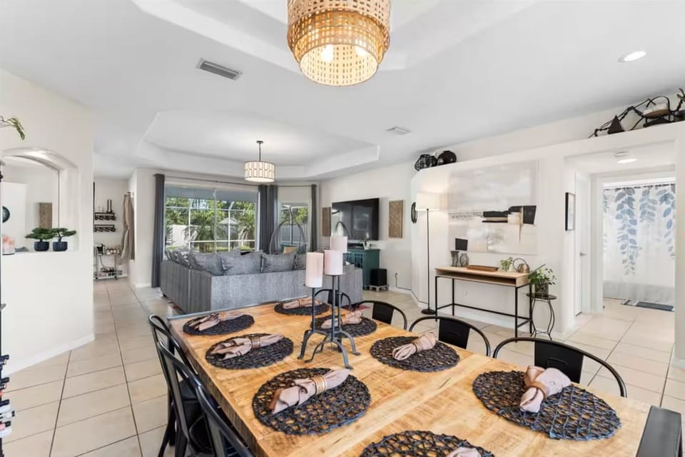 Bright open dining & lounge space with seating for 8 and lots of natural light