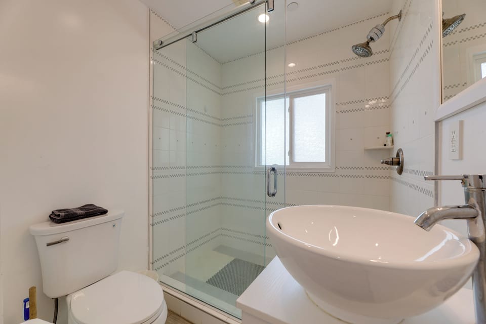 Full Bathroom | Towels & Linens Provided