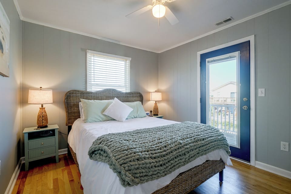 Bedroom 1 | Queen Bed