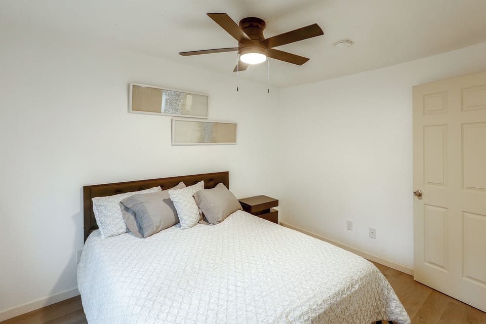 Bedroom 1 | Queen Bed
