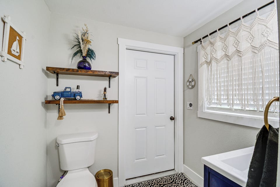 Seasonal Private Pool: Tacoma Home w/ Patio & Bbq! Cottage in University Place