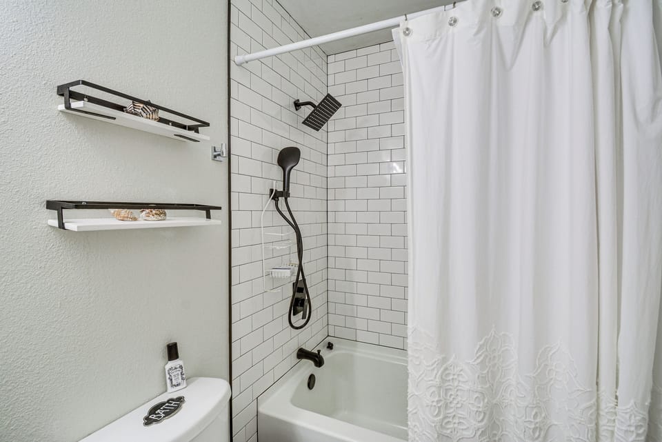 Seasonal Private Pool: Tacoma Home w/ Patio & Bbq! Cottage in University Place