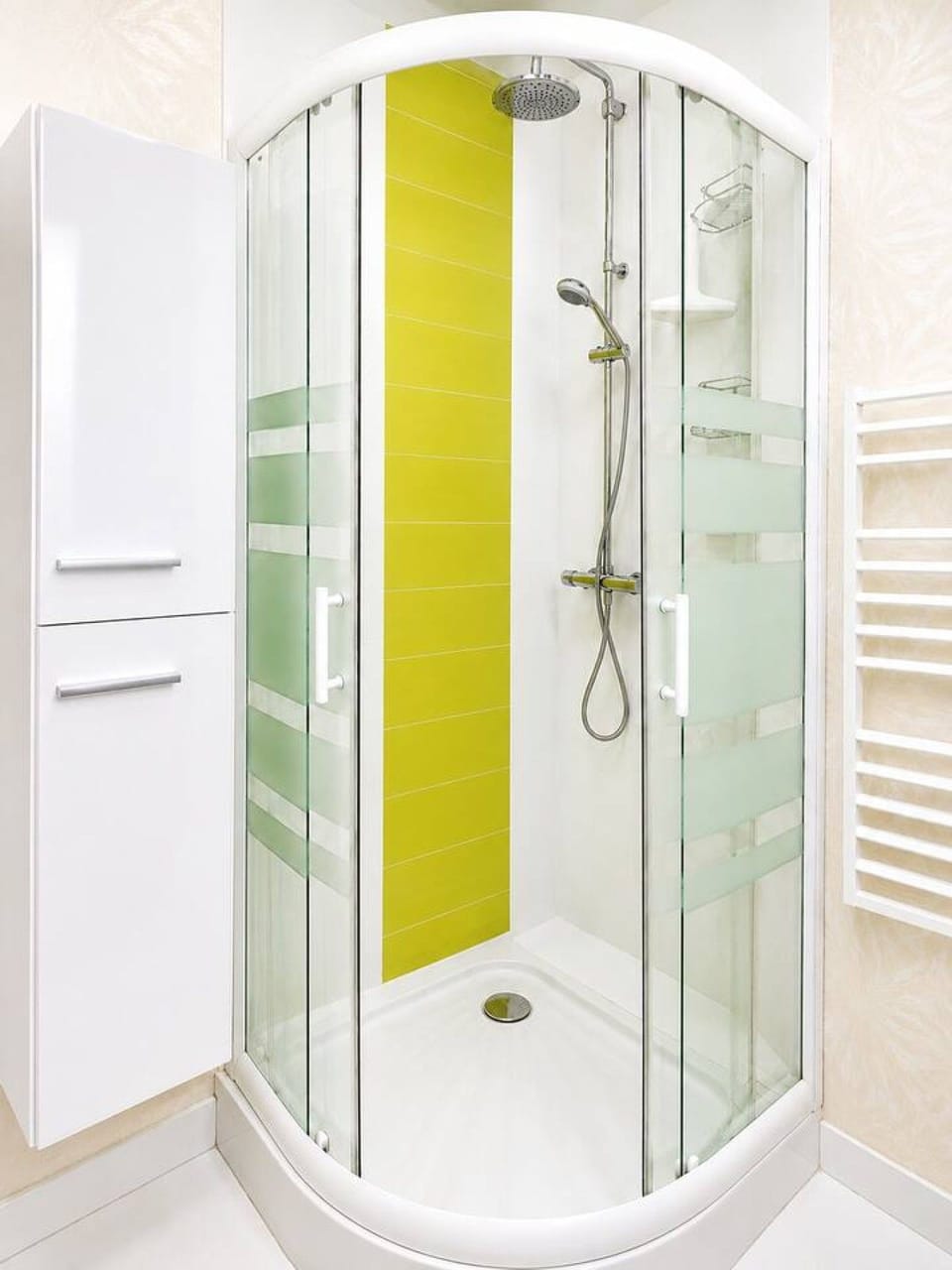 Salle de bain moderne avec douche à effet pluie, lumineuse et pensée pour votre confort.