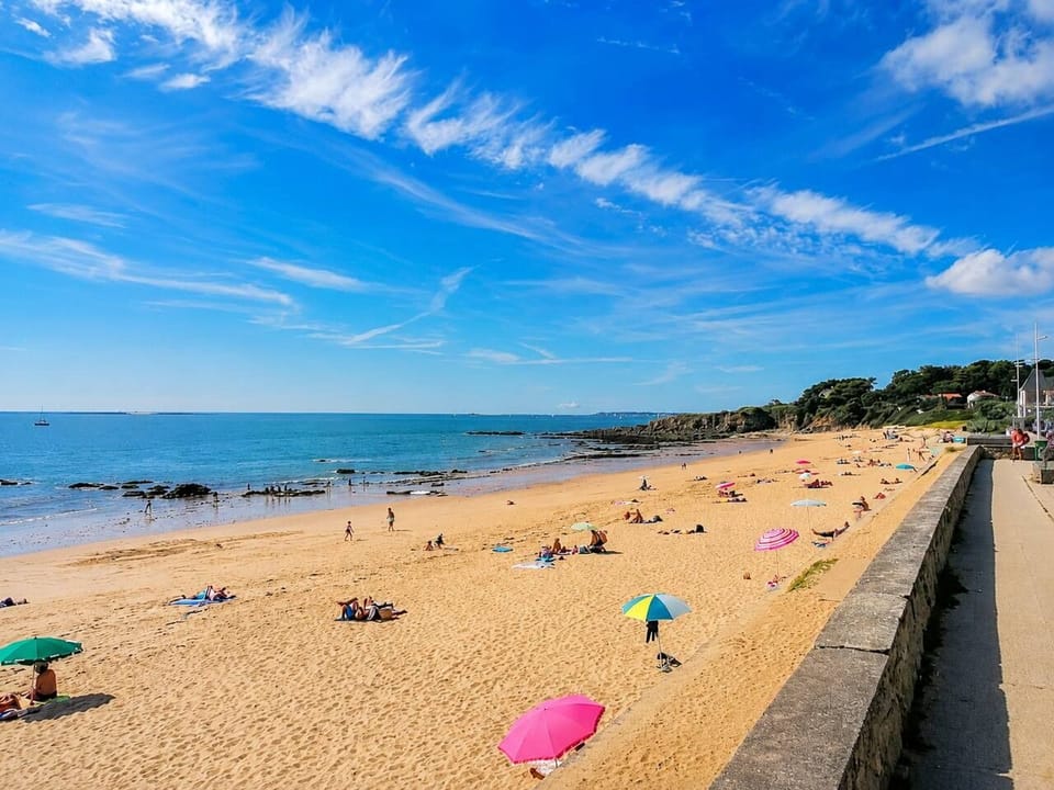 Grande plage de sable fin accessible en quelques minutes, idéale pour la baignade, les balades et les couchers de soleil.