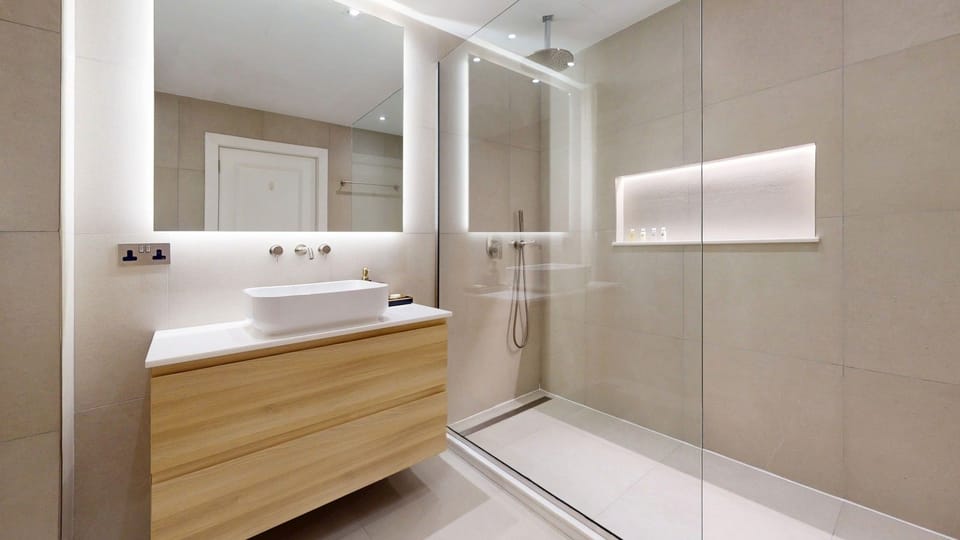 Full Bathroom - Al Nabat, Shoreline 8, Palm Jumeirah