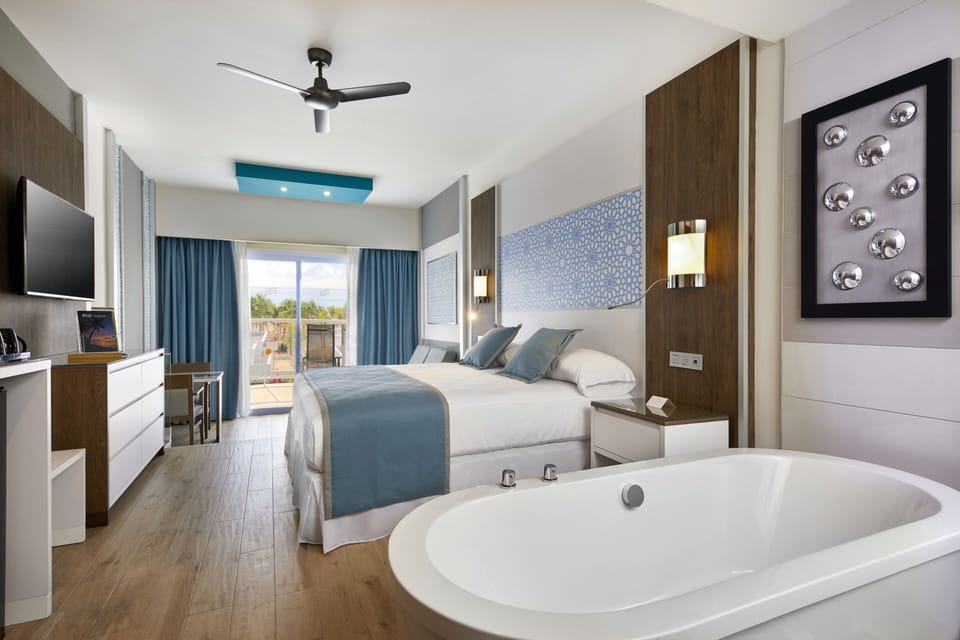 Minibar, in-room safe, laptop workspace, blackout drapes