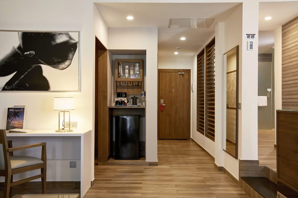 Minibar, in-room safe, laptop workspace, blackout drapes