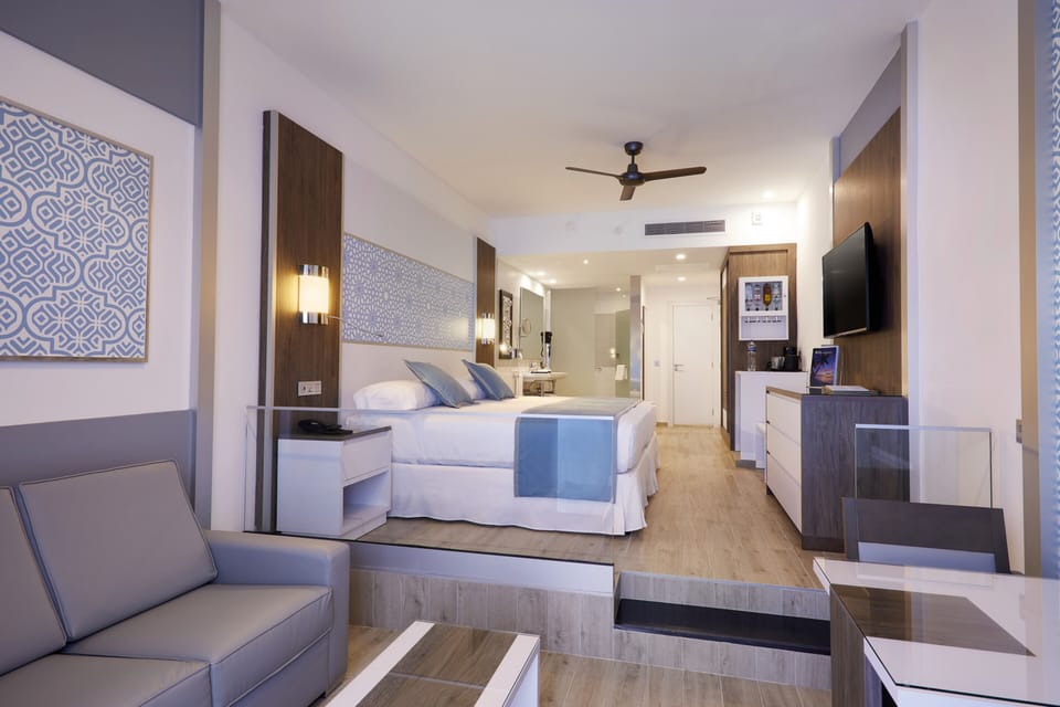 Minibar, in-room safe, laptop workspace, blackout drapes
