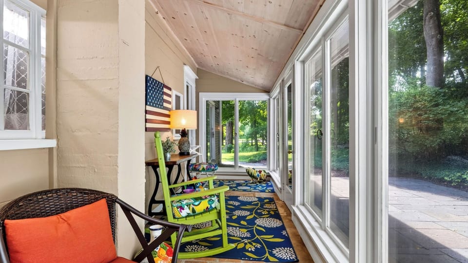 Preston House by Avantstay Book-lined Library + Sunroom + Dining for 8 Near Hiking Trails + Metro-north Cottage in Hudson Valley