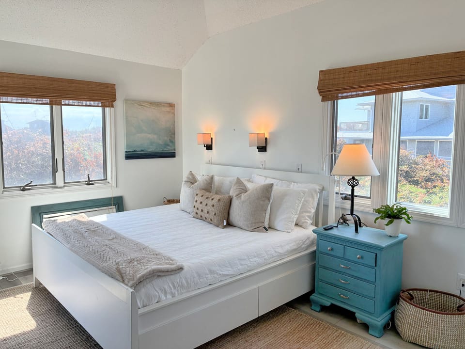 DK293: Mauka to Makai (Formerly Sea Glass) | TL Bedroom 3 - King, Private Bath, Deck Access