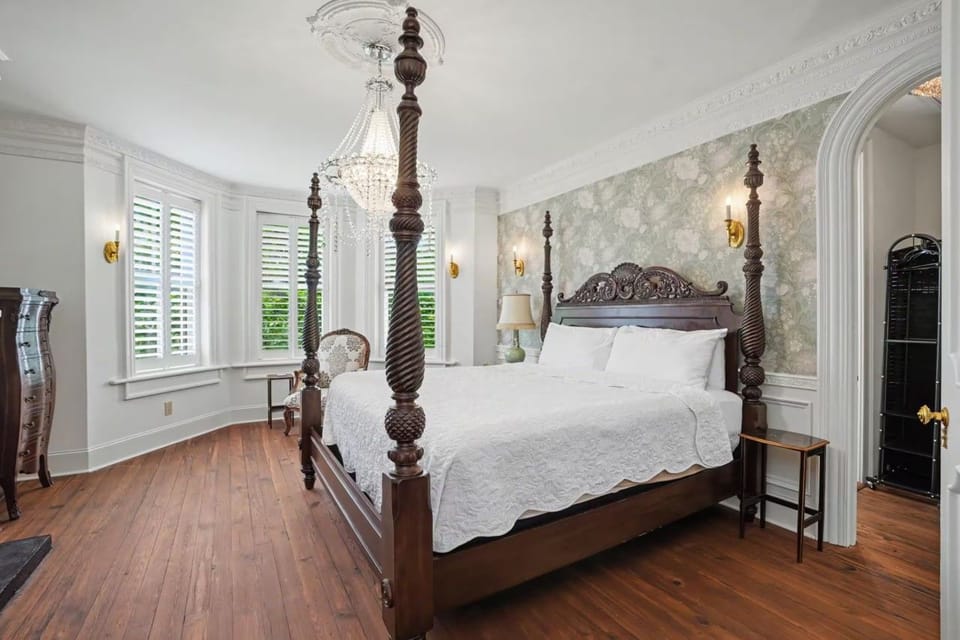 Bedroom 4 | King Bed | Natural Light