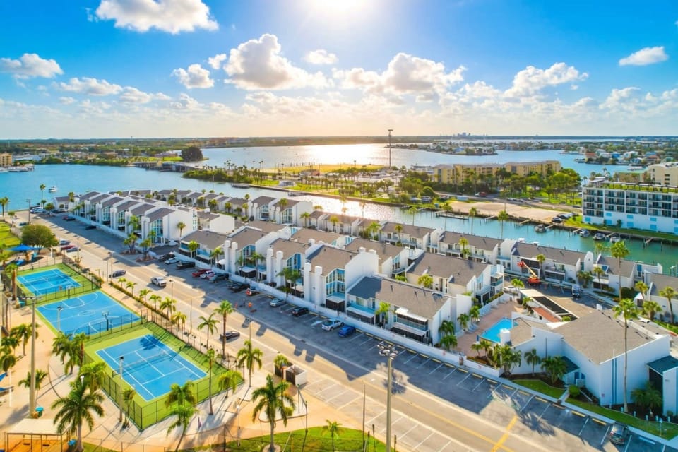 Walk to Beach Heated Pool - Madeira Beach 2BR Apartment in Madeira Beach
