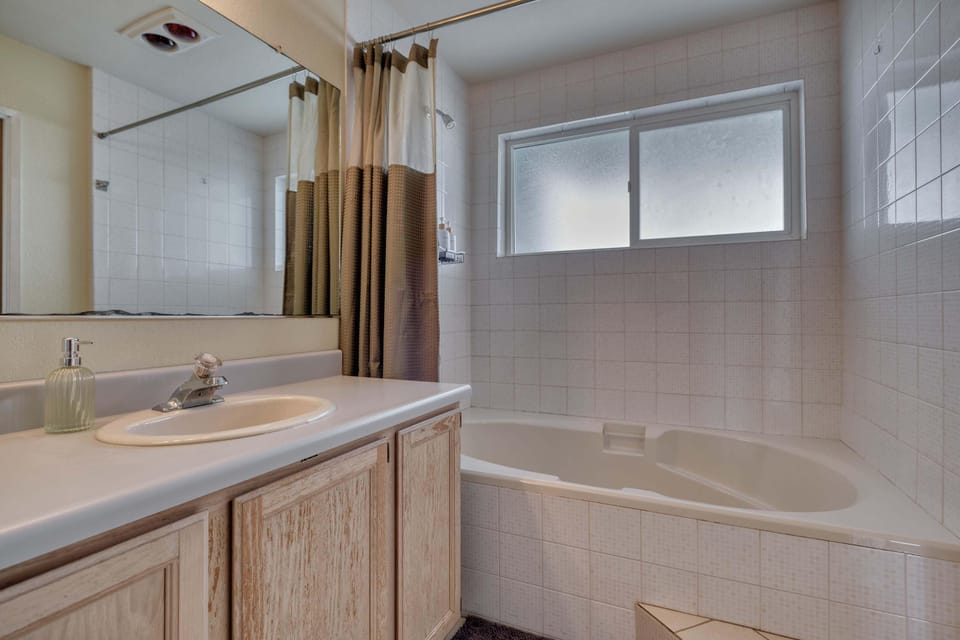 Serene 3BR Waterfront Home Balcony With Bay Views House in Point Roberts