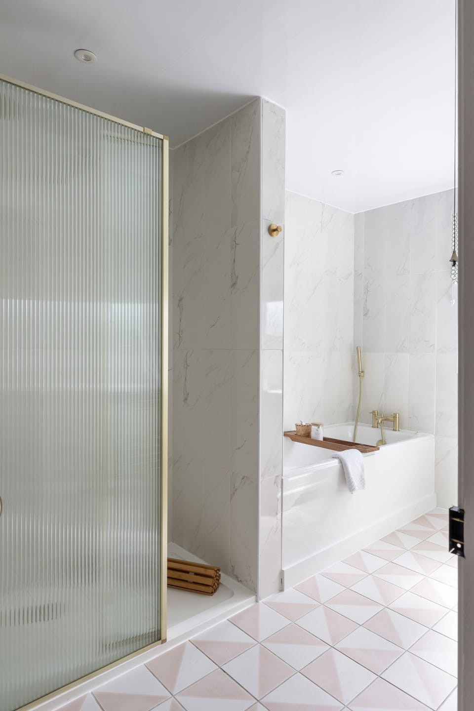 Orca Cottage - the bright family bathroom with pink floor tiles