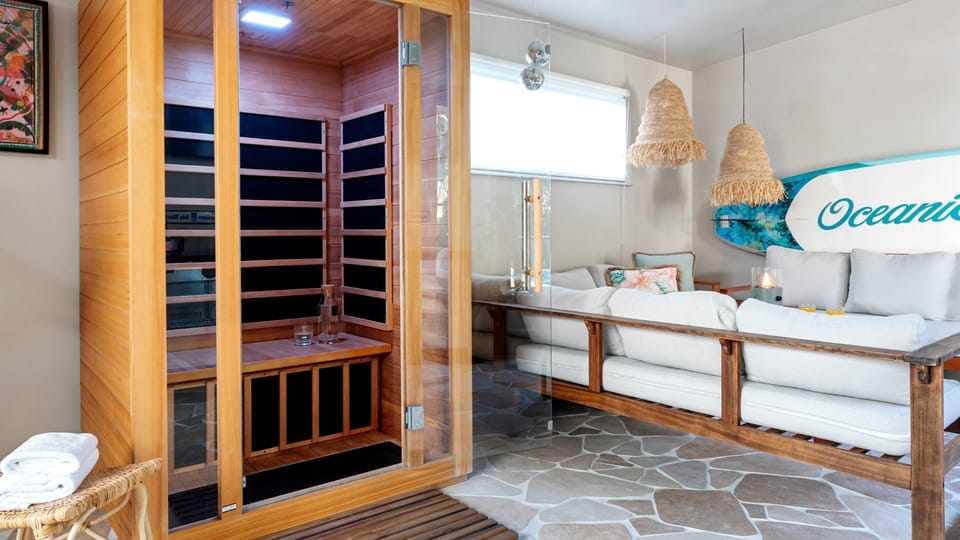 Riverbank Blue | Pool cabana with smart TV | Infrared sauna | Paddleboard for use during stay | Powder room | Wi-Fi 