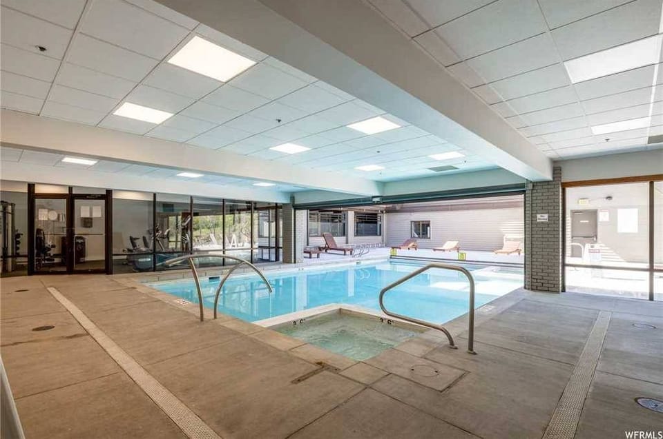 No matter the season, the year-round indoor/outdoor pool and hot tub are always ready for enjoyment at Resort Plaza 5031. Amenities like these make it an outstanding choice for Park City lodging year-round.