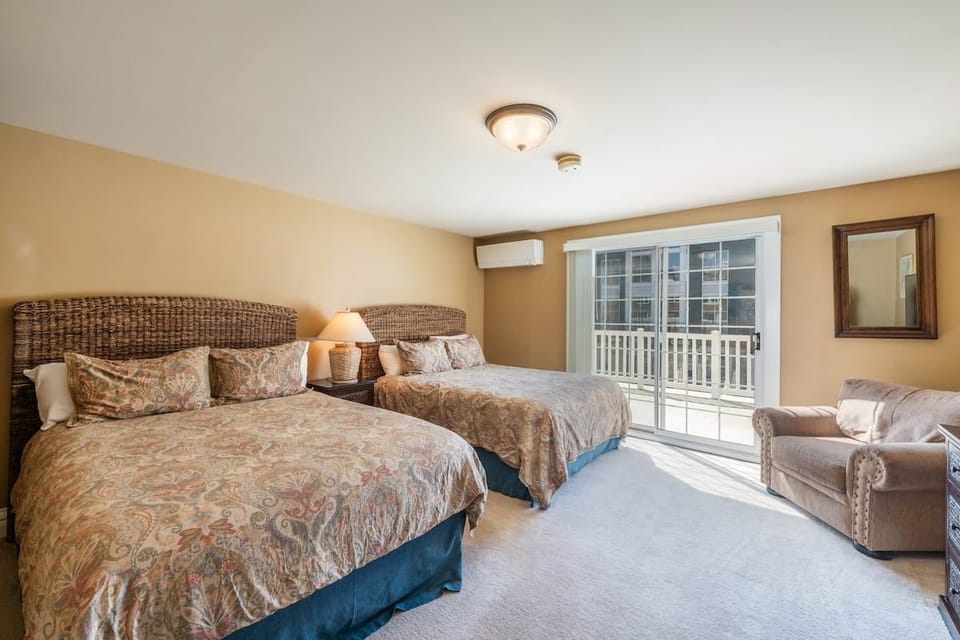 Sleeping up to four guests in comfort, this spacious double queen bedroom with private balcony access is ideal for families or groups. Resort Plaza 5031 delivers the perfect Park City lodging experience for everyone.