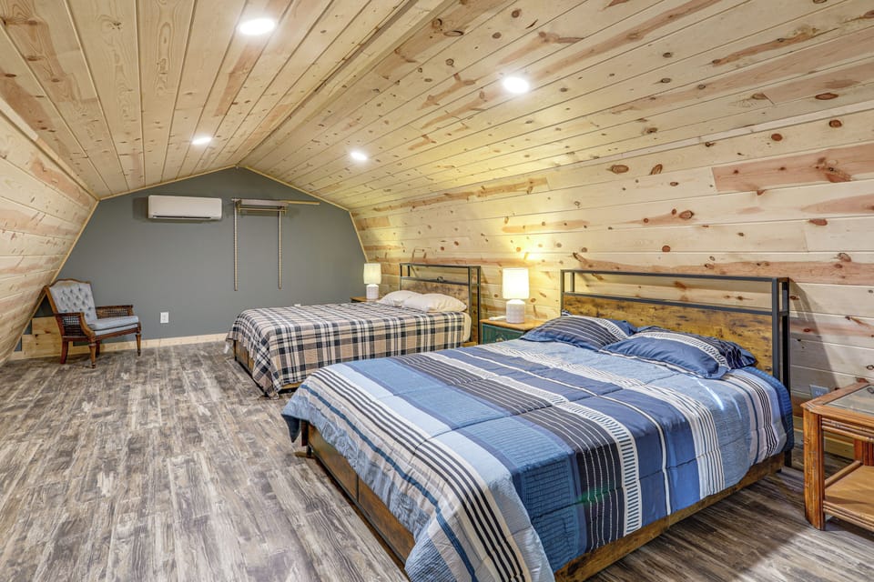 Bedroom | 2 Queen Beds
