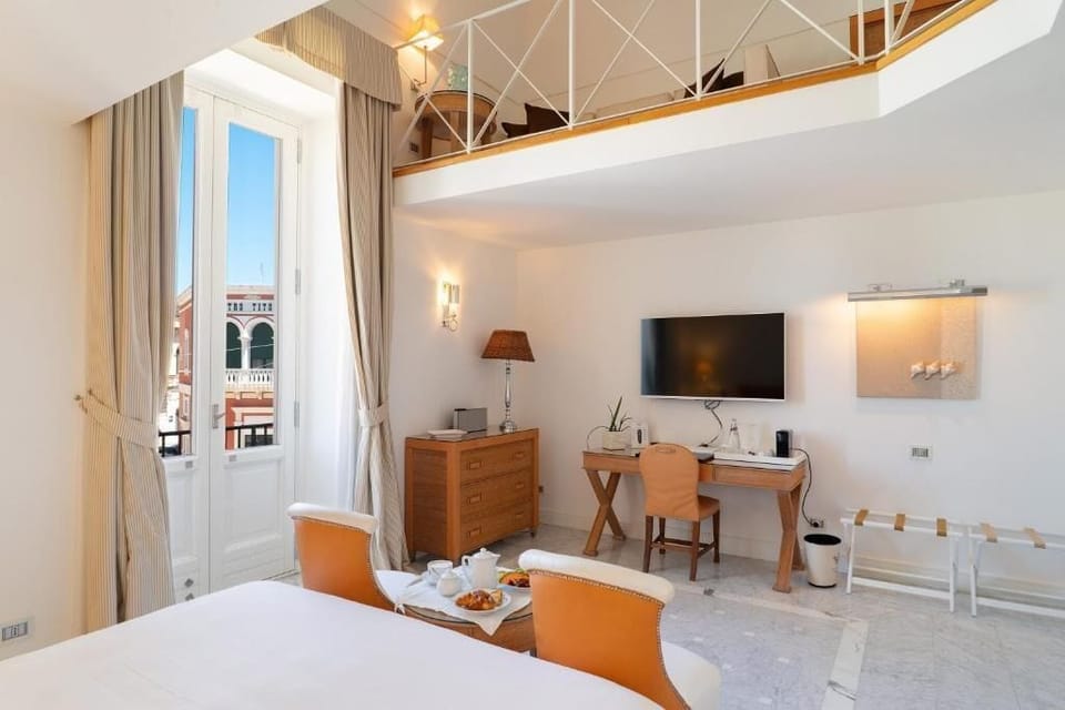 Junior Suite (Glamour) | Premium bedding, minibar, in-room safe, desk